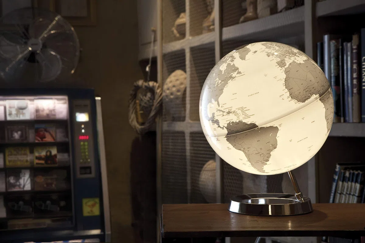 Tecnodidattica – Mappamondo Light&Colour Metal Chrome | Luminoso, girevole, con cartografia Politica aggiornata | Lampada di design | Diametro 30 cm