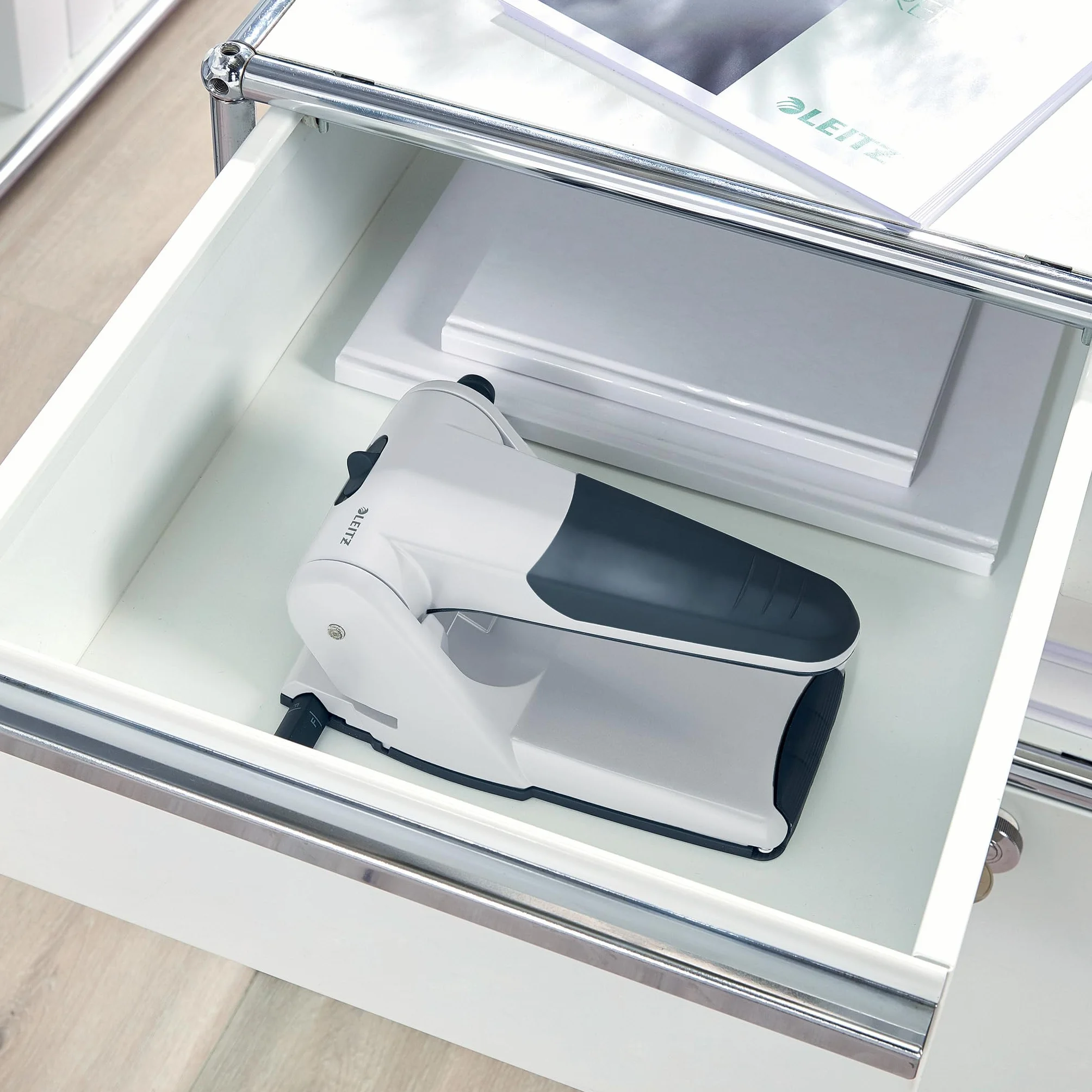 Leitz, Perforatore a 2 fori per casa e ufficio pratica e robusta con impugnatura antiscivolo, Fora fino a 65 fogli, Bucatrice da tavolo e scrivania con cassetto di raccolta inferiore, Nero, 51800095