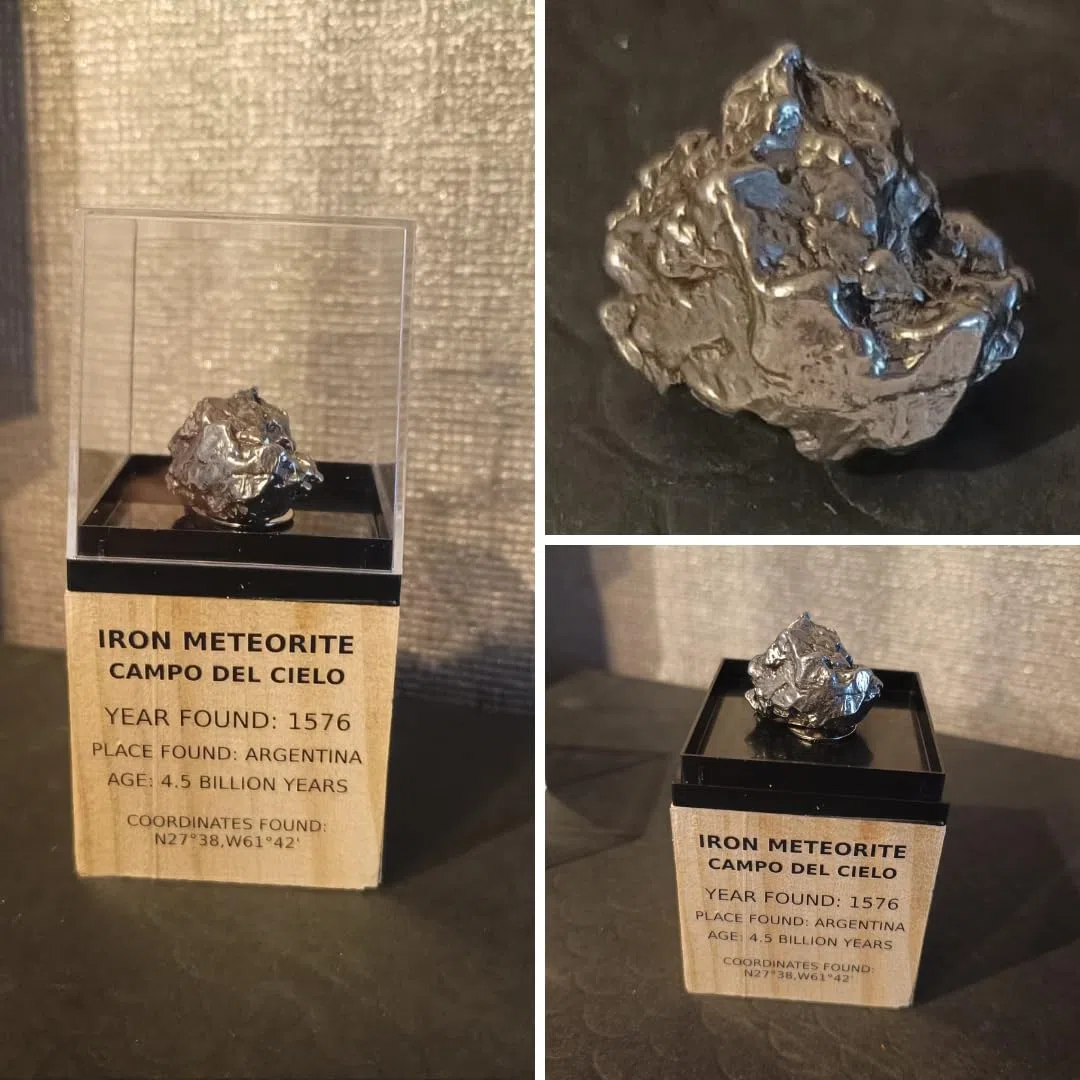 Campo del Cielo Meteorite – Meteorite di ferro su display in legno – Trovato nel 1576 – 4,5 miliardi di anni – Regalo per collezionisti e appassionati di spazio