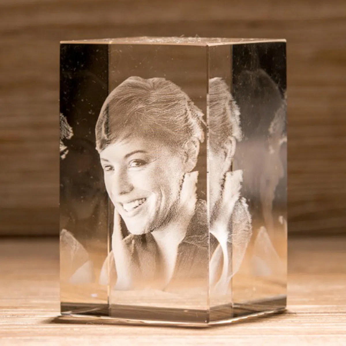 Rettangolo di Cristallo Personalizzato con Foto - Incisione 3D a Laser - Idea Regalo Personalizzabile con Fotografia e Scritta per Famiglia, Festa della Mamma, del Papà, Fidanzati - R80V 5x8x5 cm
