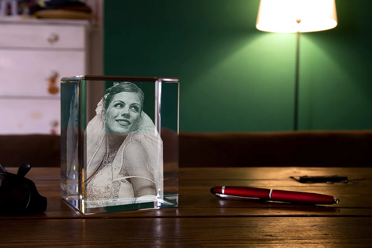 Rettangolo di Cristallo Personalizzato con Foto - Incisione 3D a Laser - Idea Regalo Personalizzabile con Fotografia e Scritta per Famiglia, Festa della Mamma, del Papà, Fidanzati - R80V 5x8x5 cm